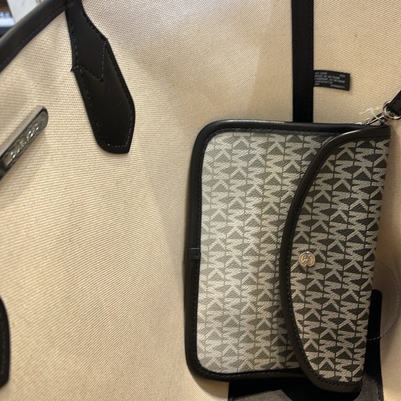 Michael Kors Eva Large Ombré Signature Logo Tote Bag
Black
NWT - Picture 10 of 16